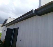 3 toitures monopentes dont deux cachés pour effet cube à l avant et sur les côtés de la maison