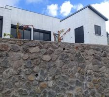 3 toitures monopentes dont deux cachés pour effet cube à l avant et sur les côtés de la maison