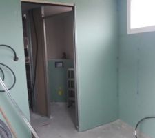 Vue de l'intérieur salle de bain enfant, baignoire à droite et en face futur toilettes suspendus