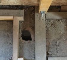 Ancien passage des tuyaux de chauffage pour les tuyaux d'eau et évacuation