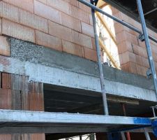 Ils sont obligé de casser le béton car surépaisseur de 3cm ..