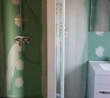 Le porte serviette de la salle de bain à l'étage est un peu penché dans ce sens là aussi