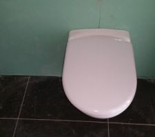 Il reste à poser les plinthes dans les toilettes du rez de chaussée