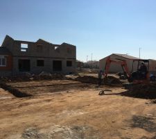 Ouverture du chantier ce jour, malgr&eacute; le soleil, il a fait froid sur le chantier, j'ai souhait&eacute; un bon courage aux 2 braves qui travaillaient sur le terrassement avec le vent et le froid. Ils avaient bient&ocirc;t fini.