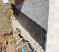 Drain et drainage (cailloux) en place sur les fondations