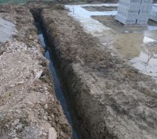 La b&ecirc;che du trottoir p&eacute;riph&eacute;rique inond&eacute;e