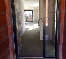 Pose du carrelage dans le porche d'entrée