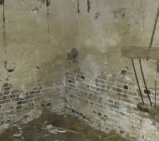 Sur notre petit terrain, il y a d&eacute;j&agrave; un petit b&acirc;timent qui fait environ 4m x 3m. Nous allons le "r&eacute;habiliter" et s'en servir comme atelier pour Monsieur