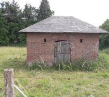 Sur notre petit terrain, il y a déjà un petit bâtiment qui fait environ 4m x 3m. Nous allons le "réhabiliter" et s'en servir comme atelier pour Monsieur