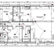 Le plan de la maison, juste la porte du cellier est dans le couloir et les prises du mur de droite dans la cuisine sont à la place de "l'ancienne" porte du cellier