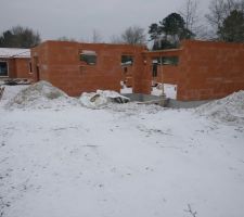 Elevation des murs en cours mais chantier interrompu ce jour, à cause ... De la neige !
Nous ne reverrons probablement pas ça avant des années donc on a immortalisé