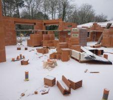 Elevation des murs en cours mais chantier interrompu ce jour, à cause ... De la neige !
Nous ne reverrons probablement pas ça avant des années donc on a immortalisé