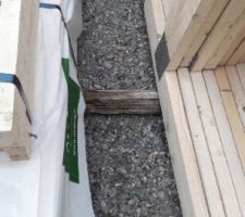 Piquet de clôture sur lequel repose la charpente ...