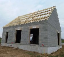 Début des travaux de charpente traditionnelle le mardi 27 février 2018. 
Pose des chevrons et création des lucarnes capucines le mercredi 28 fevrier. (Façade arrière- Ouest)