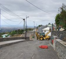 La route d'acces au terrain, en travaux. Le chemin Delaunay qu'on voit au loin passe sous la route a environ 3m en dessous de l'entr&eacute;e de mon terrain. Vu de l'endroit ou a &eacute;t&eacute; prise la photo il y a bien 4m. Si on rajoutte les 2m50 de mur de soutennement, le terrain sera donc au moins &agrave; 5.5m au dessus de ce chemin qui sera assez passant. La route d'acces au terrain devrait l'&ecirc;tre beaucou moins car elle dessert peu d'habitations.