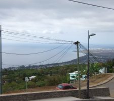Vue prise au dessus des r&eacute;seaux, vers la Possession et la fin de la baie de Saint-Paul. Tous les cables t&eacute;l&eacute;phoniques et EDF seront enterr&eacute;s &agrave; la fin de l'op&eacute;ration d'am&eacute;nagement. Il ne restera que les poteaux d'&eacute;clairage.