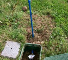 Voici le compteur et le bec de canne de la SAUR, mais problème : PAS D'EAU !!!!!!
(ils auraient pas ouvert une vanne dans les branchements commun )