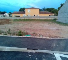 Notre terrain a l &eacute;tat brut mais plat ( un gros avantage )