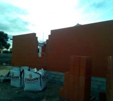 Mon chantier avance vite élévation des murs due RDC dans la foulée du vide sanitaire , j espère rentrer dans la maison avant septembre pour la scolarité des enfants , en tout cas pour l instant travail propre et soignée il en va de même pour le chantier