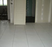 Chambre 1 (Suite parentale) avec salle d'eau au fond.