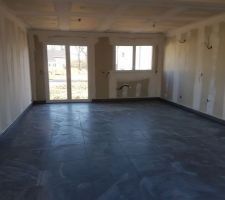 Pose du carrelage RDC avec plinthes et joints terminés