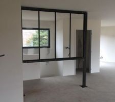 Vue depuis la future cuisine que monsieur fabrique, la verrière est déjà faite.