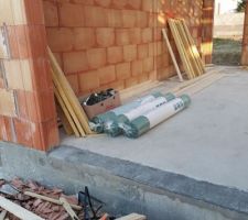 Dépose du matériel. Ils n'ont pas travaillé à la suite de la vague de froid.