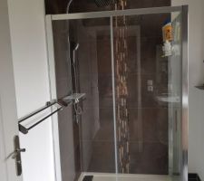 Photo de la douche de la salle de bain parentale.
Paroi et douche de chez Aubade et Faïence Porcelanosa.