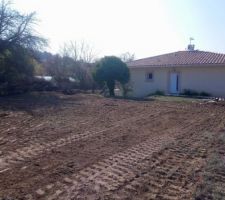 Plateforme pour délimiter l'emplacement de la maison et aplanir grossièrement.