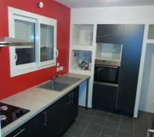 Peinture rouge et gris clair