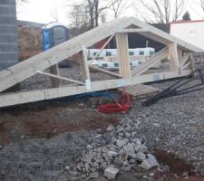 Stockage charpente sous la pluie et sans bâche !