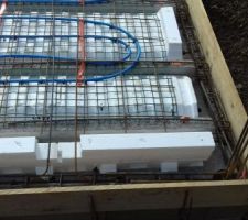Plancher chauffant coulé dans la dalle de compression