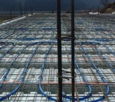 Plancher chauffant coulé dans la dalle de compression
