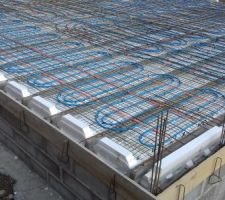 Plancher chauffant coulé dans la dalle de compression
