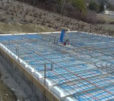 Plancher chauffant coulé dans la dalle de compression