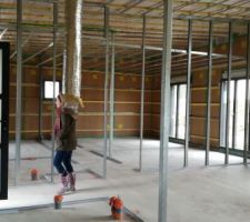 Rails pour cloisons installés, gaine VMC en attente