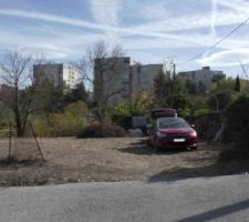 L'accès provisoire demandé ne peut se faire que là.
La permission de voirie a été refusée pour information insuffisante.