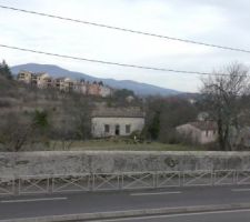 La barri&egrave;re install&eacute;e r&eacute;cemment courre tout le long de ma limite.
Une entr&eacute;e s&eacute;curis&eacute;e dans cette zone a &eacute;t&eacute; accept&eacute;e puis refus&eacute;e.