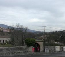 La barri&egrave;re install&eacute;e laisse un passage limit&eacute; que l'on veut m'interdire.
Le passage prot&eacute;g&eacute; &agrave; droite pourrait &ecirc;tre d&eacute;plac&eacute; pr&egrave;s du parking.
