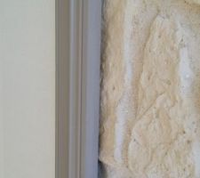 Détail de finition : la transition BA13 et mur en pierre...