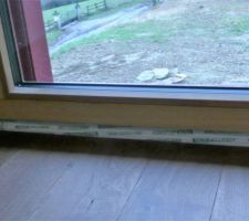 Reste à coller les morceaux de pin sous la fenêtre