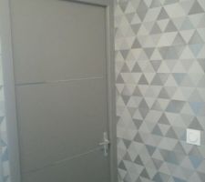papier peint terminé dans le couloir