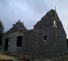 Fin janvier, apres le passage de l expert la poutre et les deux poteaux ont &eacute;t&eacute; repris et a la fin du mois les pignons ont &eacute;t&eacute; remont&eacute;s