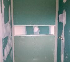 Aujourdhui, pose des niches dans la maison! Voici la premiere, celle de notre douche à l'italienne. Artisan très professionnel et organisé.