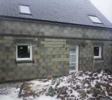 Pose portes et fenetres sous la neige. Enfin au sec...