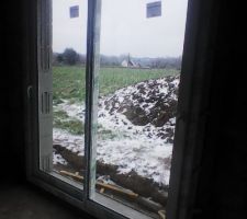 Pose portes et fenetres sous la neige. Enfin au sec...