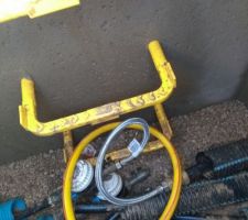 Voilà le raccord qu'ils nous ont mis au compteur d'eau, un raccord provisoire, honteux .