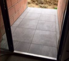 Pose du carrelage dans le porche d'entrée