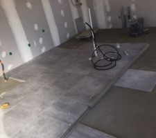 Pose du carrelage 60x60 dans le séjour. Travail propre et de qualité réalisé par le carreleur.