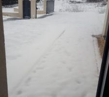 Premières chutes de neige sur la maison !